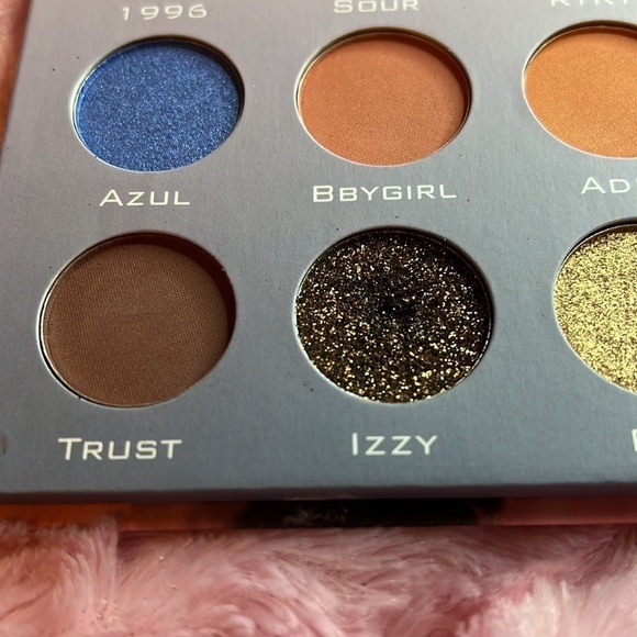 ILLUMINATI Cosmetics x ISA Eyeshadow Palette - Picture 9 of 10